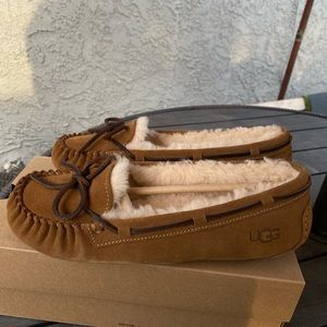 Women’s UGG slippers NEW size 10